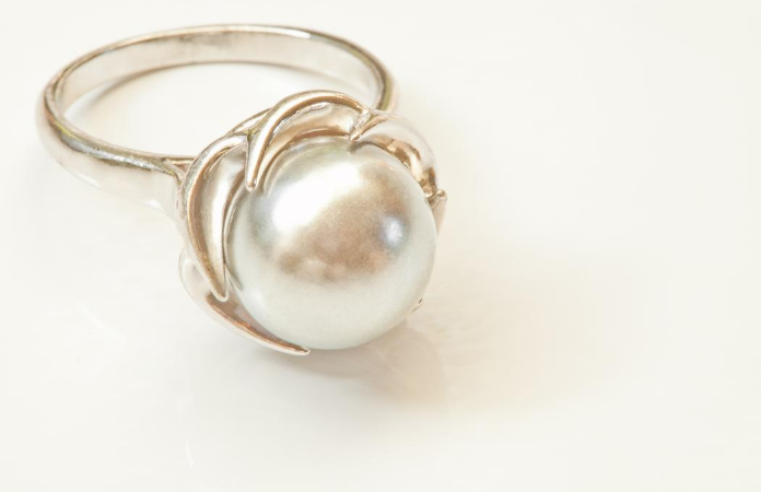 symbole pierre précieuse bague de fiançailles