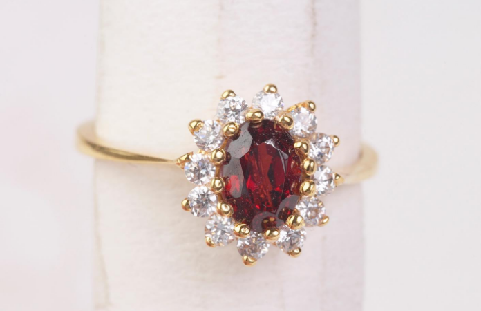 symbole pierre précieuse bague de fiançailles