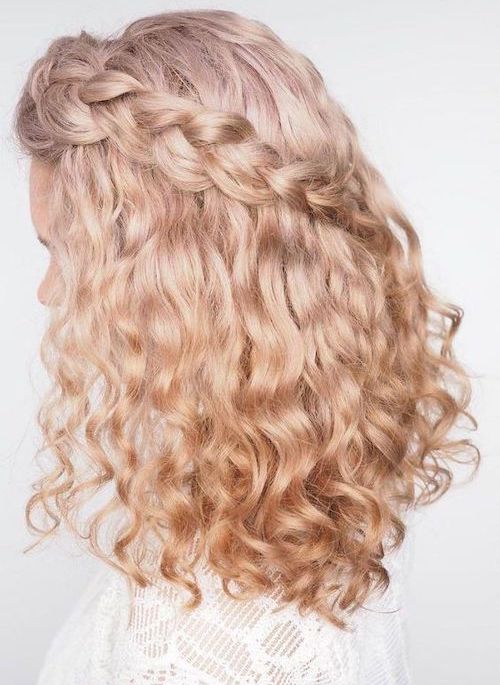 coiffure mariage cheveux bouclés