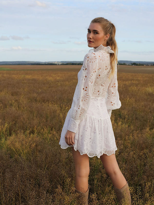 Country - Marie Laporte