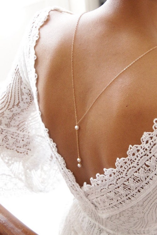 collier dos femme mariée