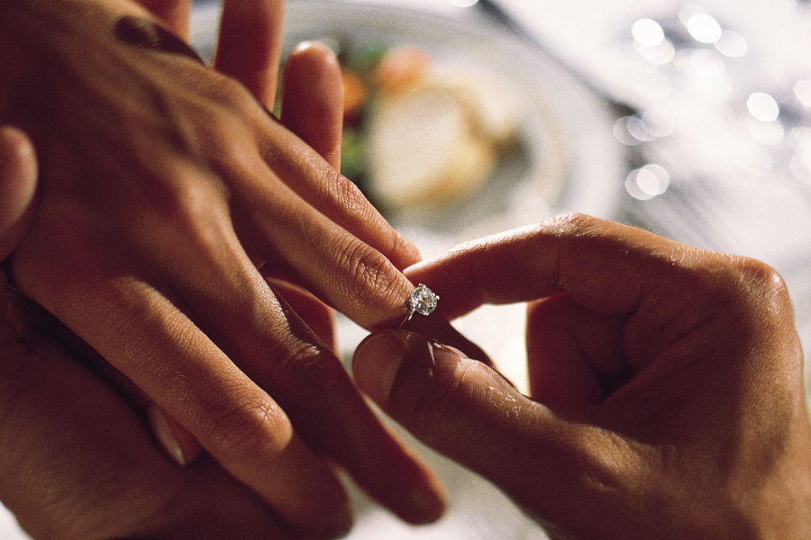 Demande en mariage : faites le choix d’une bague de fiançailles en diamant !