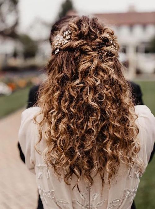 coiffure mariage cheveux bouclés cheveux frisés